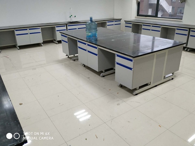 如何保養(yǎng)清潔化學(xué)實驗臺