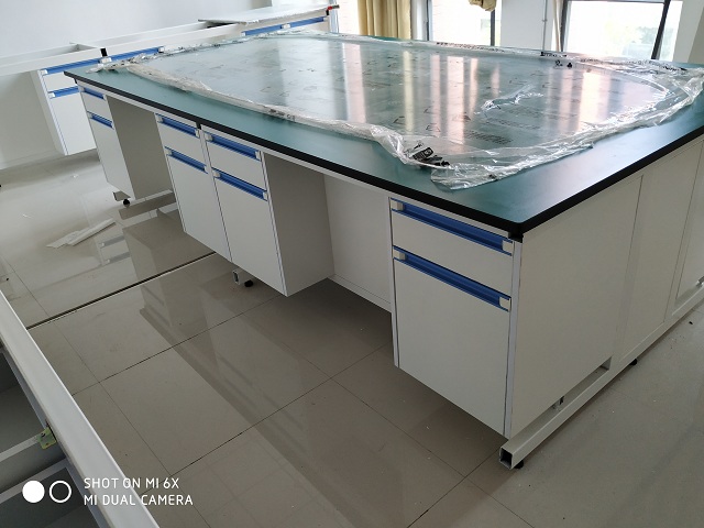 如何選購實驗室工作臺